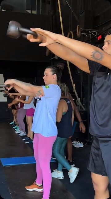 Turma da Arena treinando com kettlebells